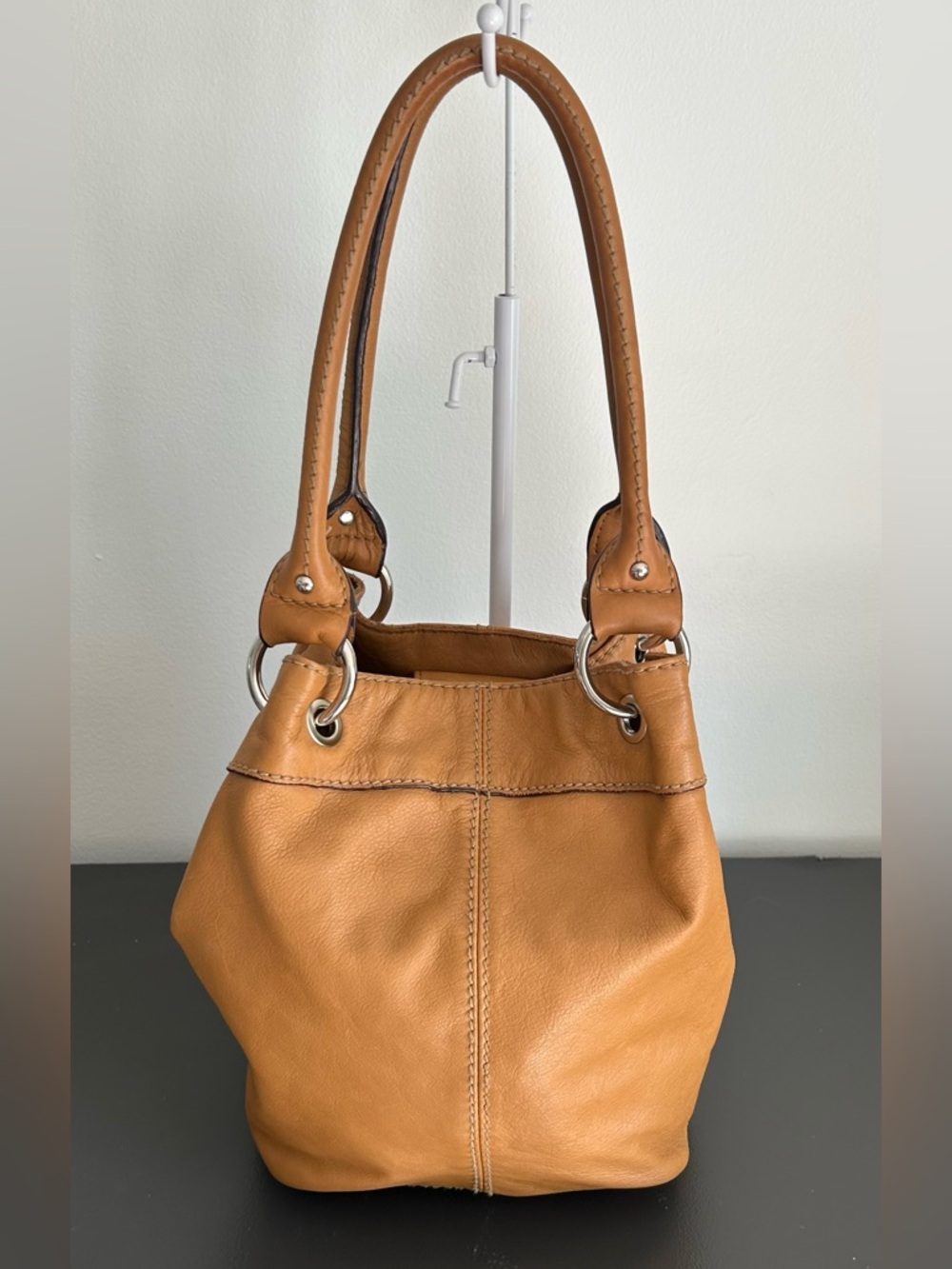 Tignanello Tan Leather Hobo Shoulder Bag Soft Pebbled Slouchy Everyday Purse - Picture 3 of 11